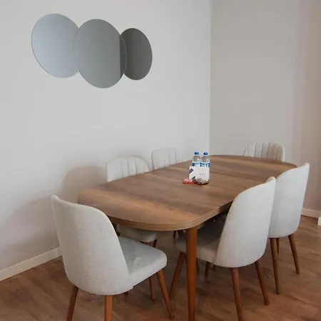Cozy Retreat Stylish 2br Apt דירה